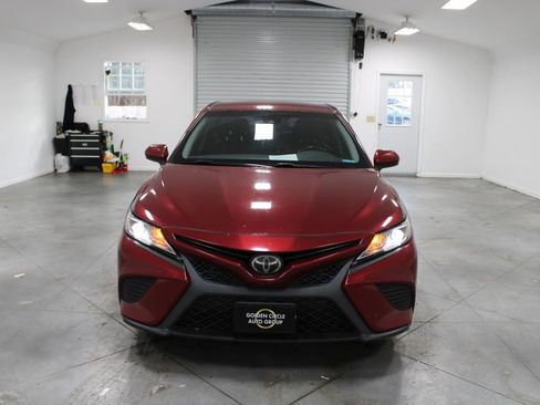 Used 2018 Toyota Camry SE image 3
