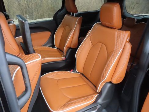 New 2026 Chrysler Pacifica Pinnacle w/ Trailer Tow Group image 28