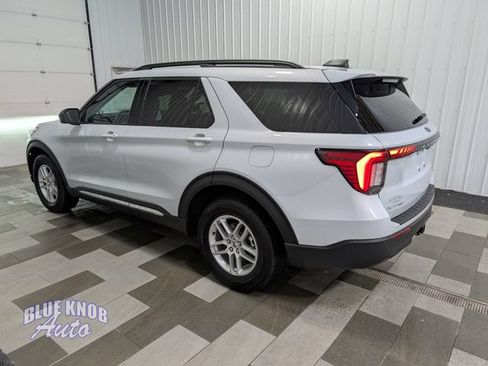 Used 2025 Ford Explorer Active AWD/4WD image 2