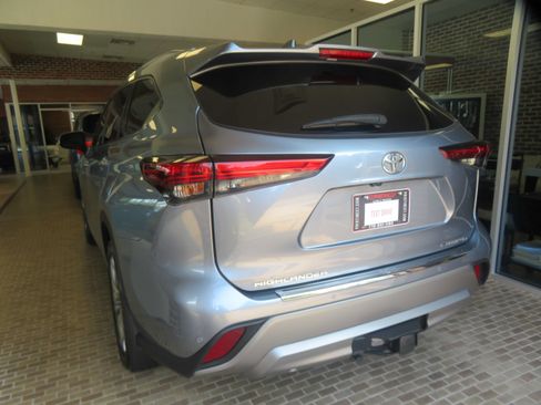 Used 2021 Toyota Highlander Platinum FWD image 89