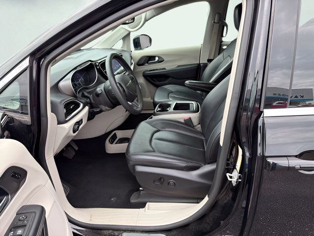 Used 2024 Chrysler Pacifica Touring-L FWD image 11