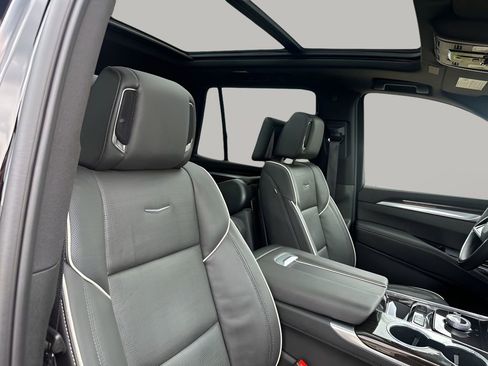 Used 2025 Cadillac Escalade Premium Luxury image 15