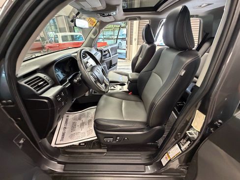 Used 2017 Toyota 4Runner SR5 AWD/4WD image 68