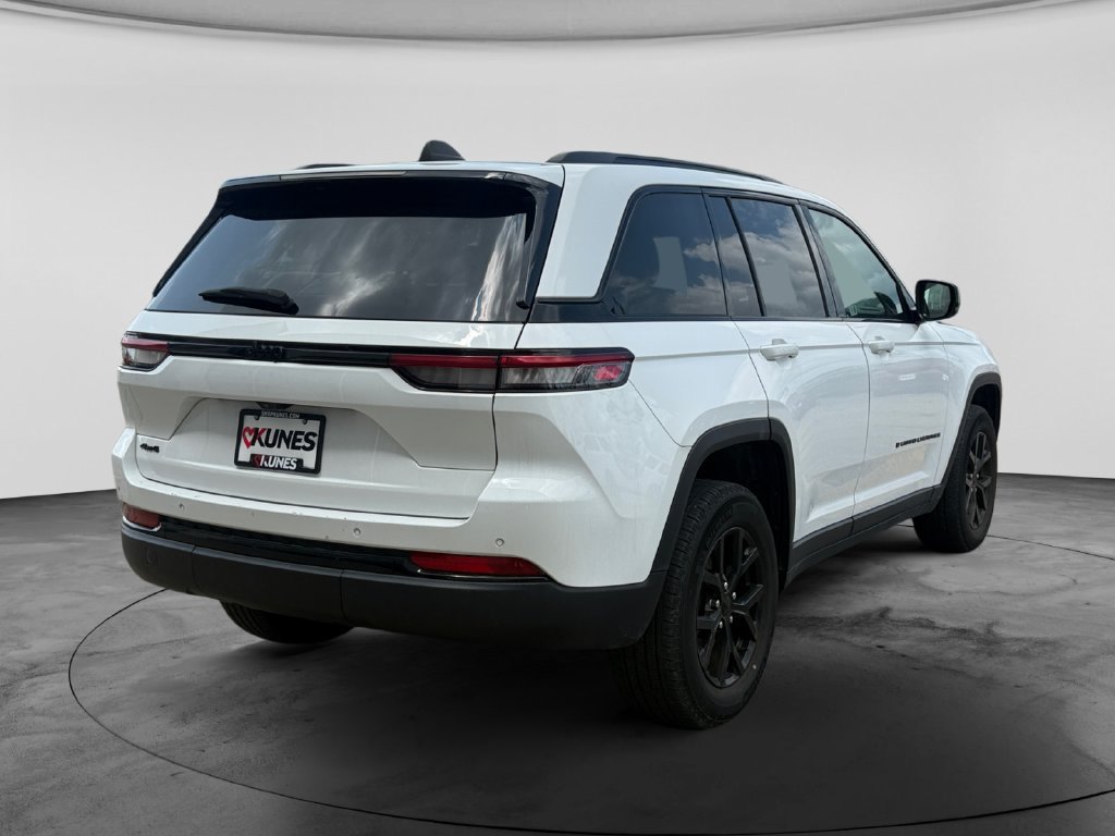 Used 2024 Jeep Grand Cherokee Altitude AWD/4WD image 10
