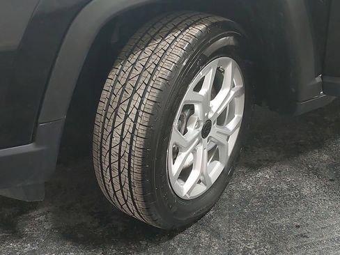 Used 2025 Jeep Compass Latitude image 31