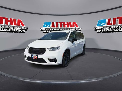 New 2026 Chrysler Pacifica Select image 3