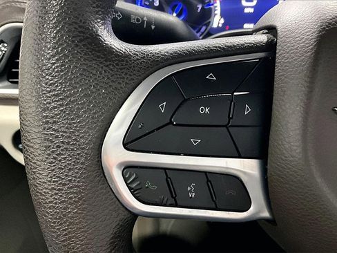 Used 2021 Chrysler Pacifica Touring image 11