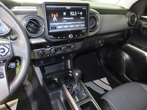 Used 2018 Toyota Tacoma SR5 image 33