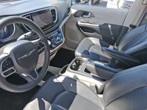 Used 2024 Chrysler Pacifica Touring-L FWD image 16