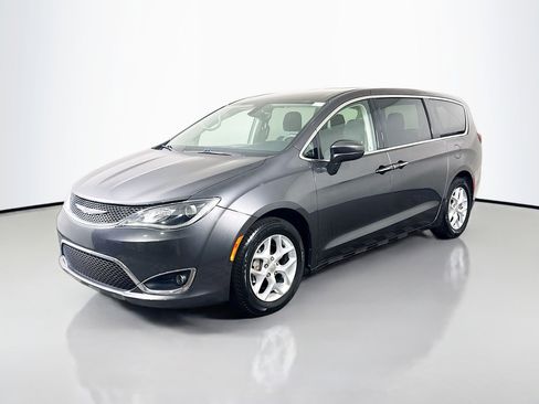 Used 2018 Chrysler Pacifica Touring Plus w/ Tire & Wheel Group image 4