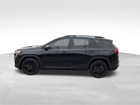 Used 2024 GMC Terrain SLE w/ Driver Convenience Package image 2
