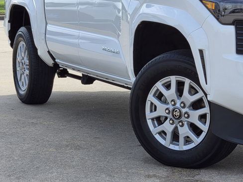 Used 2024 Toyota Tacoma SR5 AWD/4WD image 12