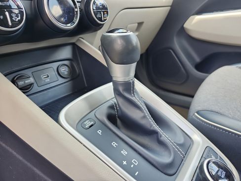 Used 2020 Hyundai Venue FWD image 14