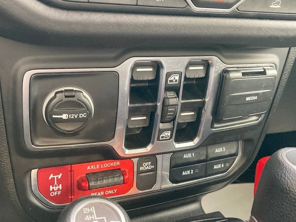 Used 2025 Jeep Gladiator Mojave w/ Convenience Group AWD/4WD image 25