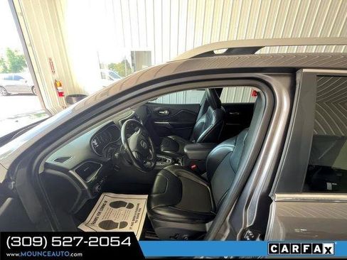 Used 2019 Jeep Cherokee Latitude Plus w/ Comfort/Convenience Group AWD/4WD image 16