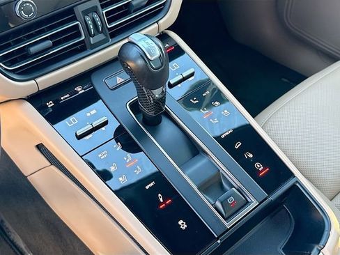 Used 2024 Porsche Macan AWD/4WD image 17