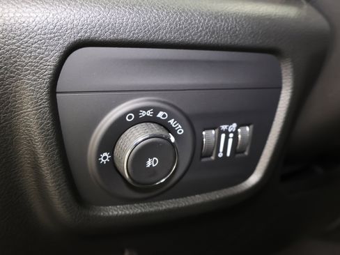 Used 2025 Jeep Grand Cherokee Limited w/ Luxury Tech Group II image 51