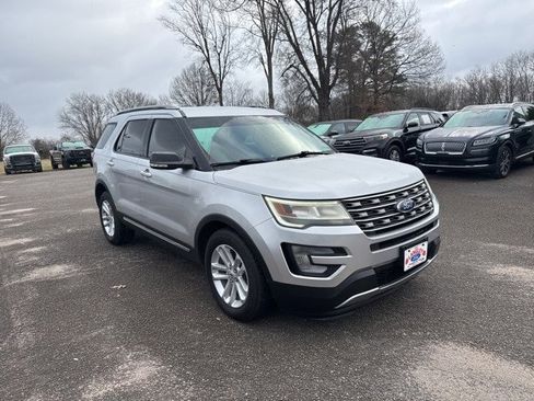 Used 2017 Ford Explorer XLT image 8