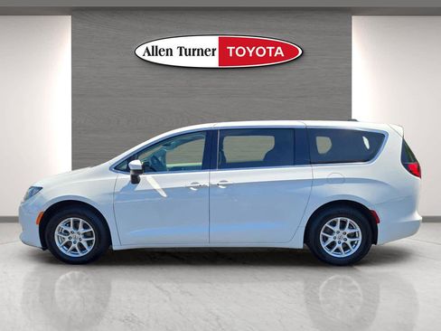 Used 2023 Chrysler Voyager LX FWD image 10