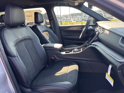 New 2025 Jeep Grand Cherokee L Altitude image 29