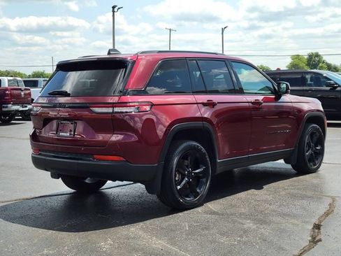 Used 2024 Jeep Grand Cherokee Altitude AWD/4WD image 3