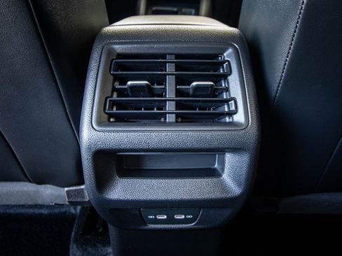 Certified 2025 Volkswagen Tiguan SE image 31