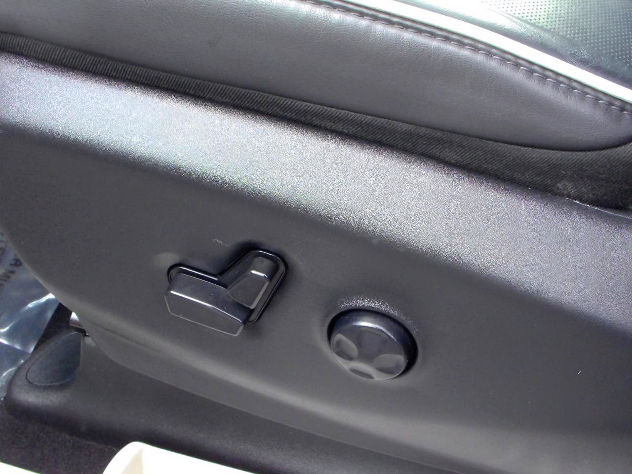 Used 2023 Chrysler Pacifica Limited FWD image 14