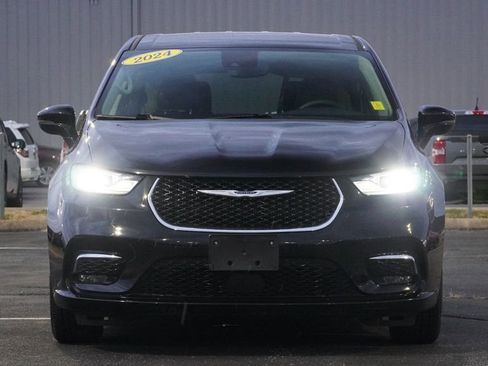 Used 2024 Chrysler Pacifica Touring-L image 11