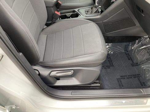 Used 2023 Volkswagen Taos SE w/ Panoramic Sunroof Package FWD image 40