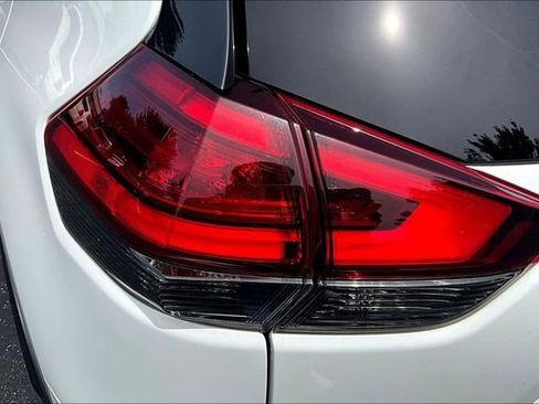 Used 2017 Nissan Rogue SV FWD image 23