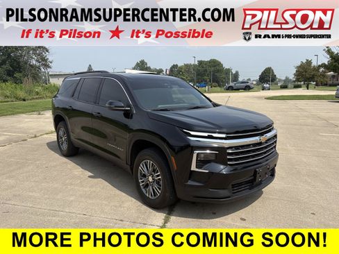 Used 2025 Chevrolet Traverse LT FWD image 1