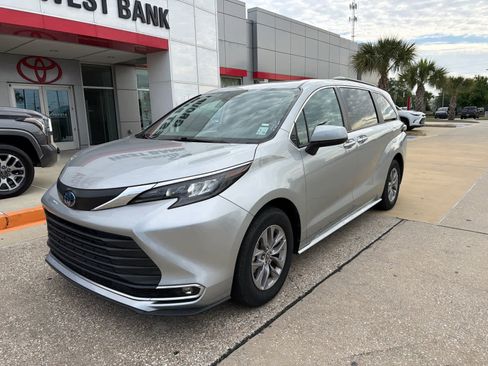 Used 2024 Toyota Sienna XLE FWD image 5
