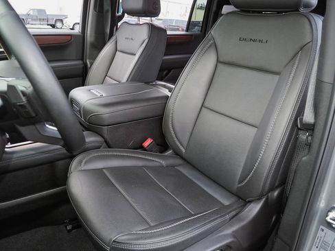 Used 2025 GMC Yukon XL Denali image 25