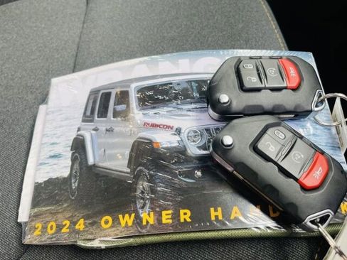 Used 2024 Jeep Wrangler Unlimited Sahara w/ Technology Group AWD/4WD image 34