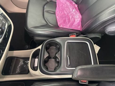 Used 2023 Chrysler Pacifica Touring-L image 42