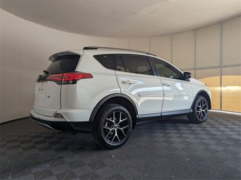Used 2018 Toyota RAV4 SE image 16