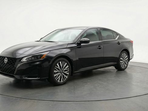 Used 2025 Nissan Altima 2.5 SV FWD image 3
