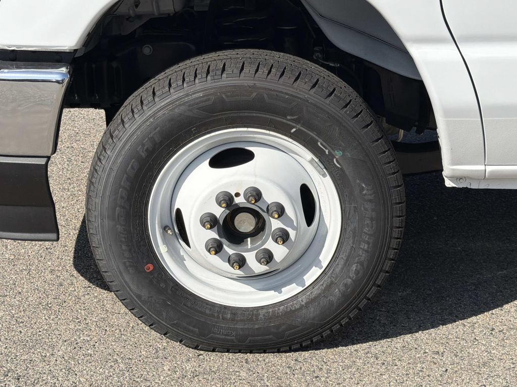 New 2027 Ford E-450 and Econoline 450 Super Duty w/ Interior Upgrade Package RWD image 10