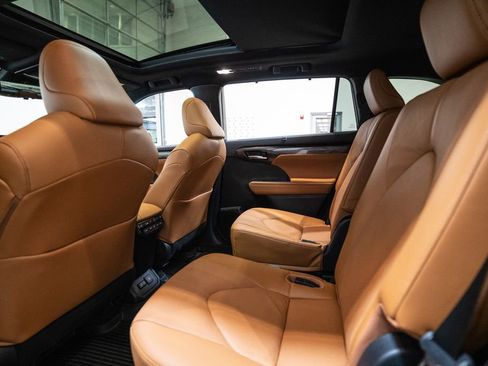 Used 2023 Toyota Highlander Platinum image 36