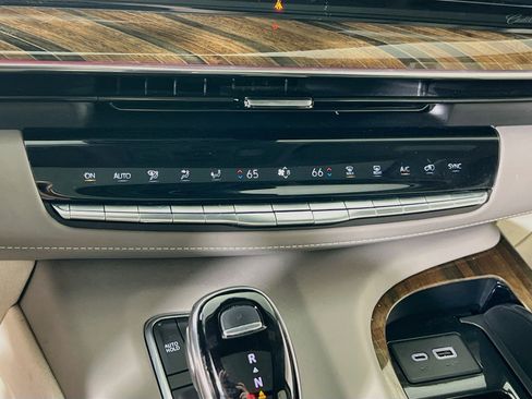 Used 2022 Cadillac Escalade Premium Luxury Platinum AWD/4WD image 16