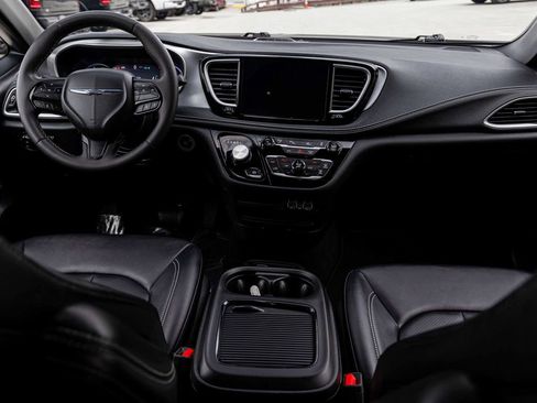 Used 2024 Chrysler Pacifica Limited FWD image 29