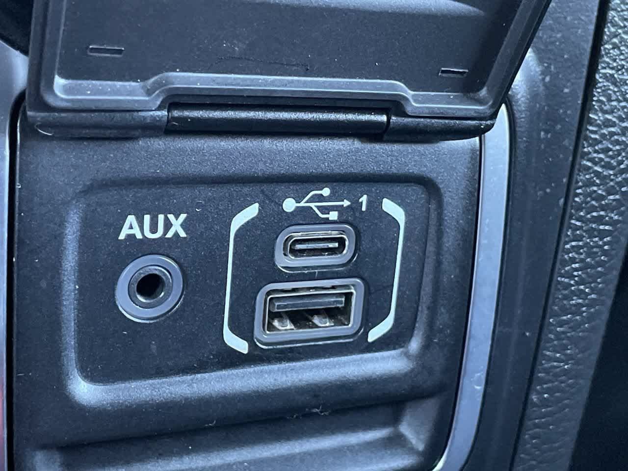 Used 2018 Jeep Wrangler Unlimited Sahara AWD/4WD image 25