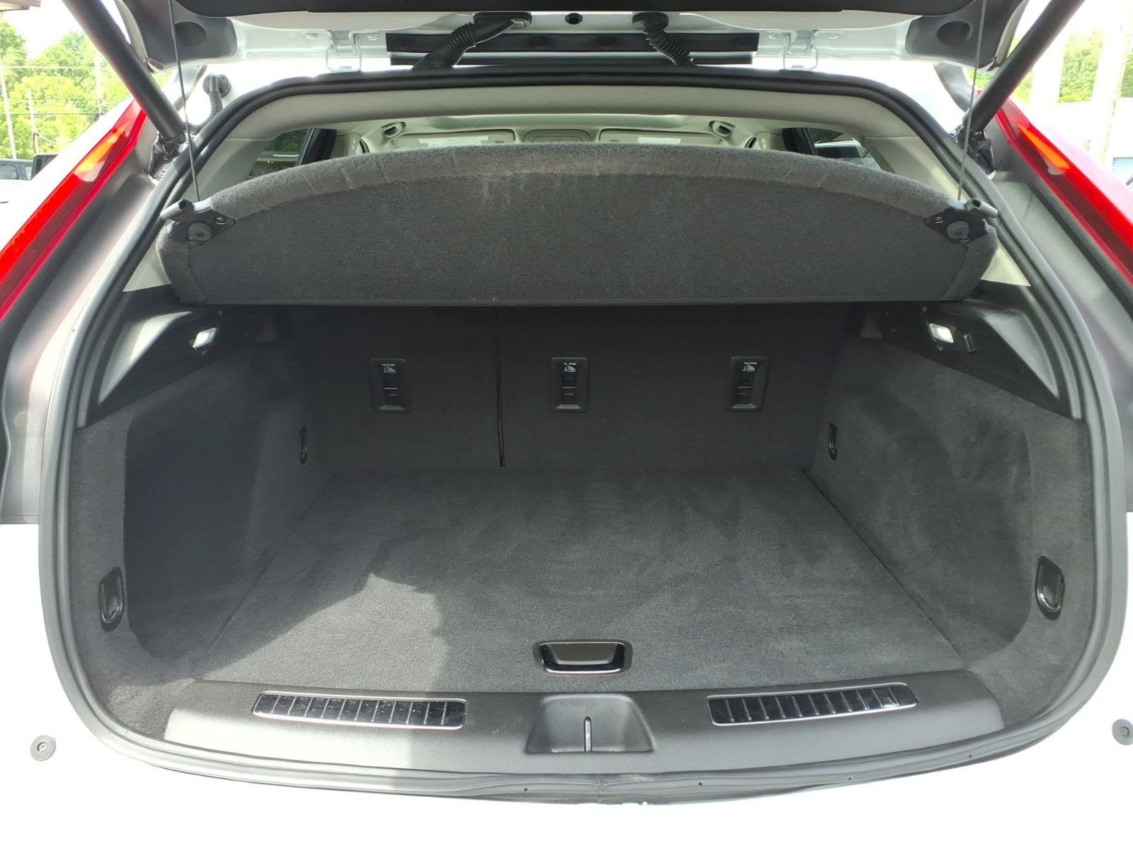Used 2023 Cadillac XT4 Premium Luxury w/ Sun And Sound Package AWD/4WD image 9