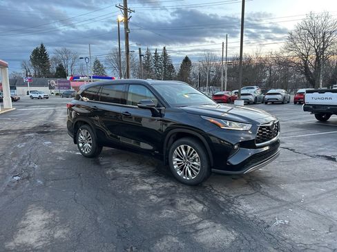 New 2026 Toyota Highlander Platinum image 3