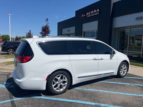 Used 2018 Chrysler Pacifica Touring-L Plus w/ Tire & Wheel Group FWD image 2