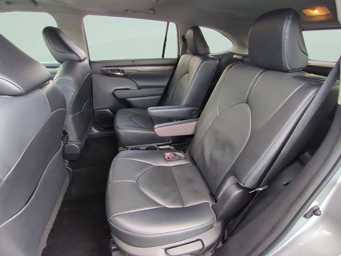Used 2023 Toyota Highlander Limited image 13