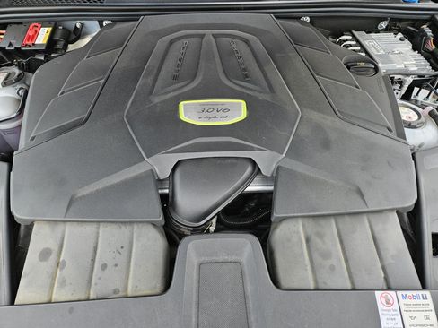 Certified 2022 Porsche Cayenne E-Hybrid AWD/4WD image 30