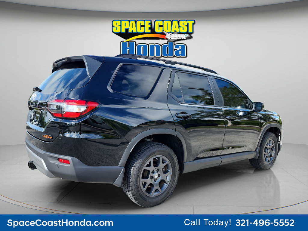 Certified 2025 Honda Pilot TrailSport image 3
