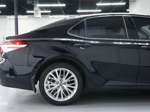 Used 2020 Toyota Camry XLE image 35