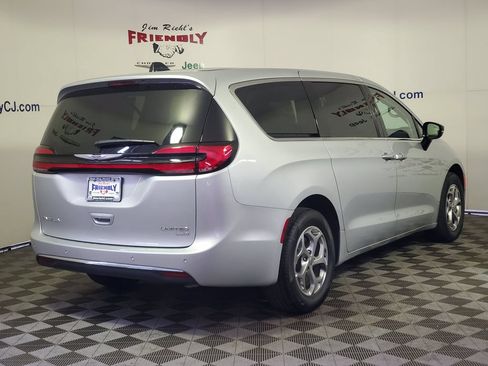 Used 2024 Chrysler Pacifica Limited AWD/4WD image 3